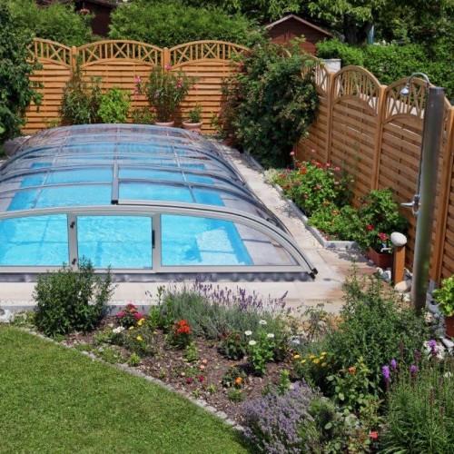 zadaszenie basenu w prywatnym ogrodzie