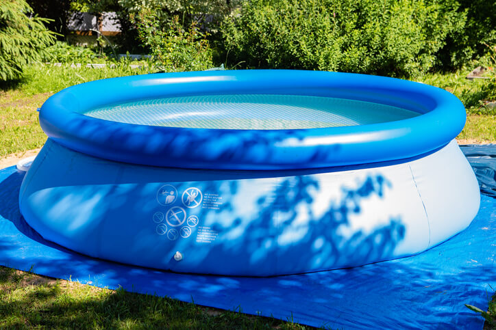 niebieski basen w ogrodzie